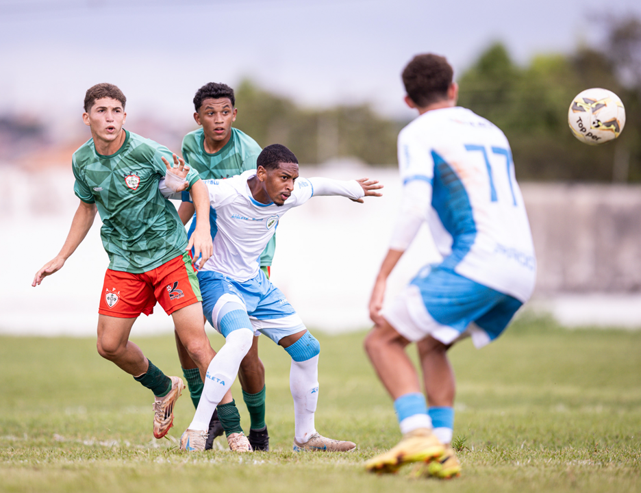 Tubarãozinho vence o Clássico Pé Vermelho e garante o primeiro lugar do grupo